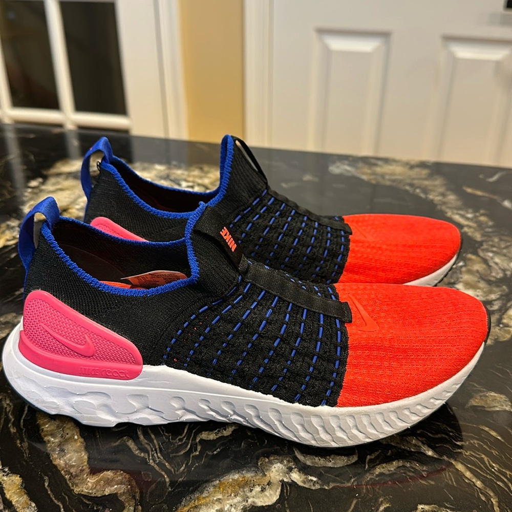 Nike Women's React Phantom Run Flyknit 2 Size 7.5